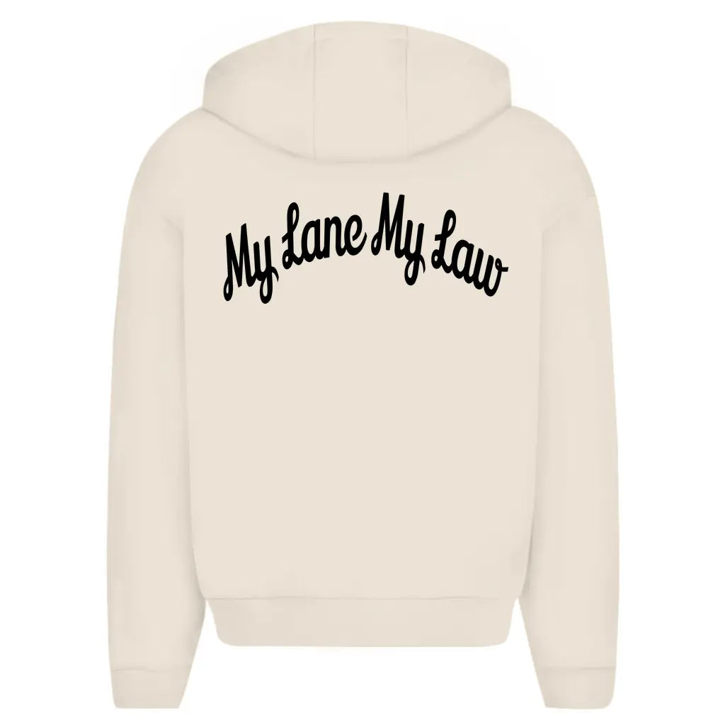 Creme Oversized Zipper Hoodie für Motorradfahrer Knieschleifer mit Reißverschluss. Vorne „DYMSTR“ Aufdruck und hinten großes „MY LANE MY LAW“ Backprint. 