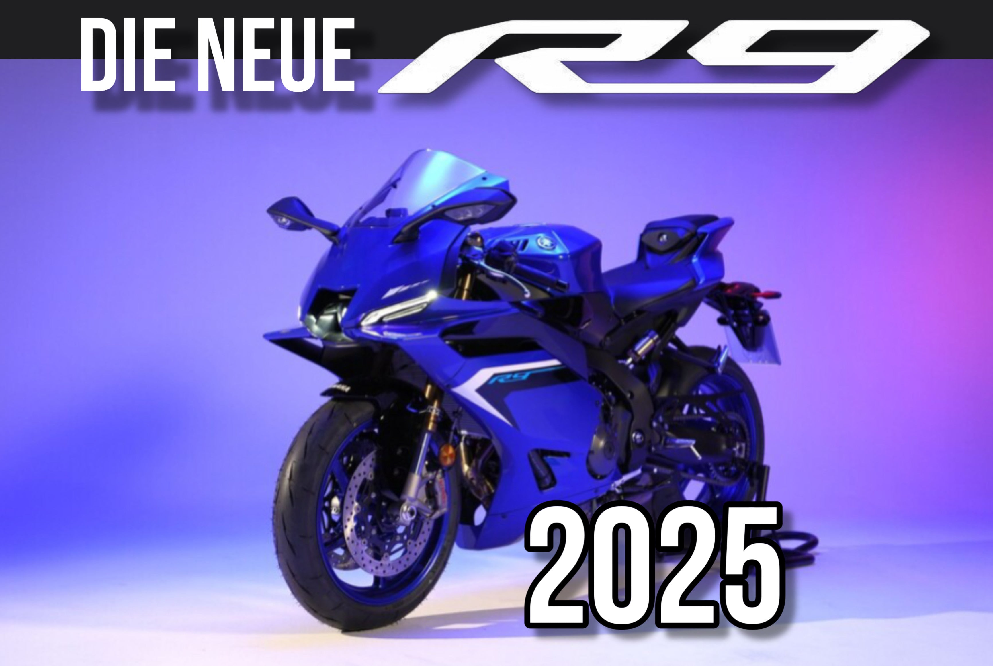 Carica il video: Die Vorstellung des neuen Yamaha R9 Motorrades in dunkelblau. Das Bike steht auf einem Ständer in einem weißen Raum, welcher mit violettem und blauen Licht ausgeleuchtet ist.