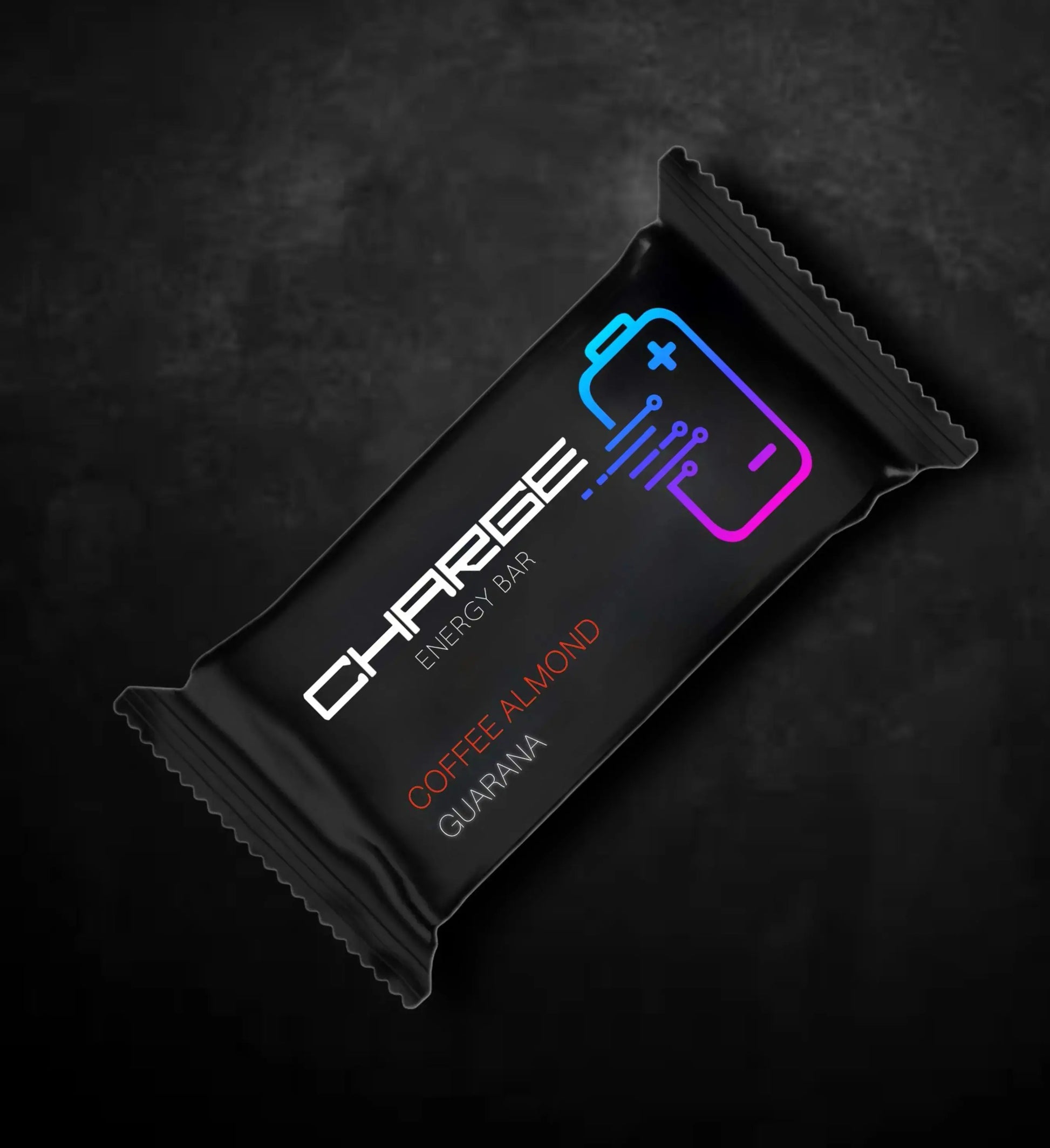 „Ganzheitliche Mandeln treffen auf aromatischen Kaffee in der CHARGE BAR Coffee Almond. Das Produkt enthält geröstete Mandeln (16%), Reissirup, Isomaltulose, Teff-Flocken, Kakaomasse, Quinoa-Kleie, Mandelprotein, gepufften Teff, Kaffee-Extrakt (1,5%), Steinsalz, Guaranaextrakt (0,6%) und Vanille-Aroma. Es ist reich an Ballaststoffen, Eiweiß und enthält Koffein (123 mg/100 g). Das Produkt kann Spuren von Erdnüssen, Schalenfrüchten und Gluten enthalten. Für Kinder und Schwangere 