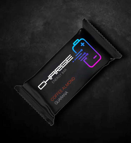 „Ganzheitliche Mandeln treffen auf aromatischen Kaffee in der CHARGE BAR Coffee Almond. Das Produkt enthält geröstete Mandeln (16%), Reissirup, Isomaltulose, Teff-Flocken, Kakaomasse, Quinoa-Kleie, Mandelprotein, gepufften Teff, Kaffee-Extrakt (1,5%), Steinsalz, Guaranaextrakt (0,6%) und Vanille-Aroma. Es ist reich an Ballaststoffen, Eiweiß und enthält Koffein (123 mg/100 g). Das Produkt kann Spuren von Erdnüssen, Schalenfrüchten und Gluten enthalten. Für Kinder und Schwangere 