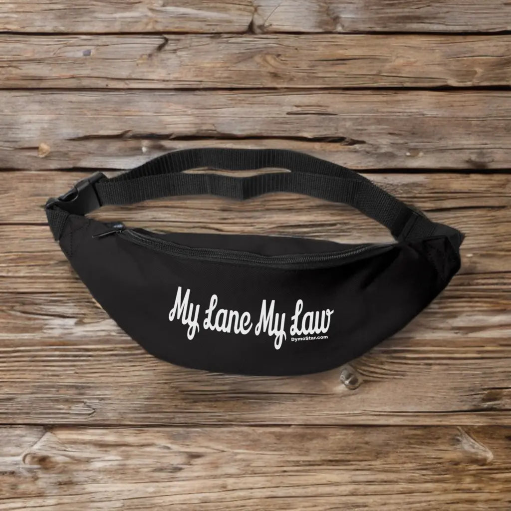 Schwarz gestaltete Bauchtasche für Motorradfahrer mit weißem Firmenlogo „DYMSTR/DymoStar“ und dem Schriftzug „My Lane My Law“ auf der Vorderseite.