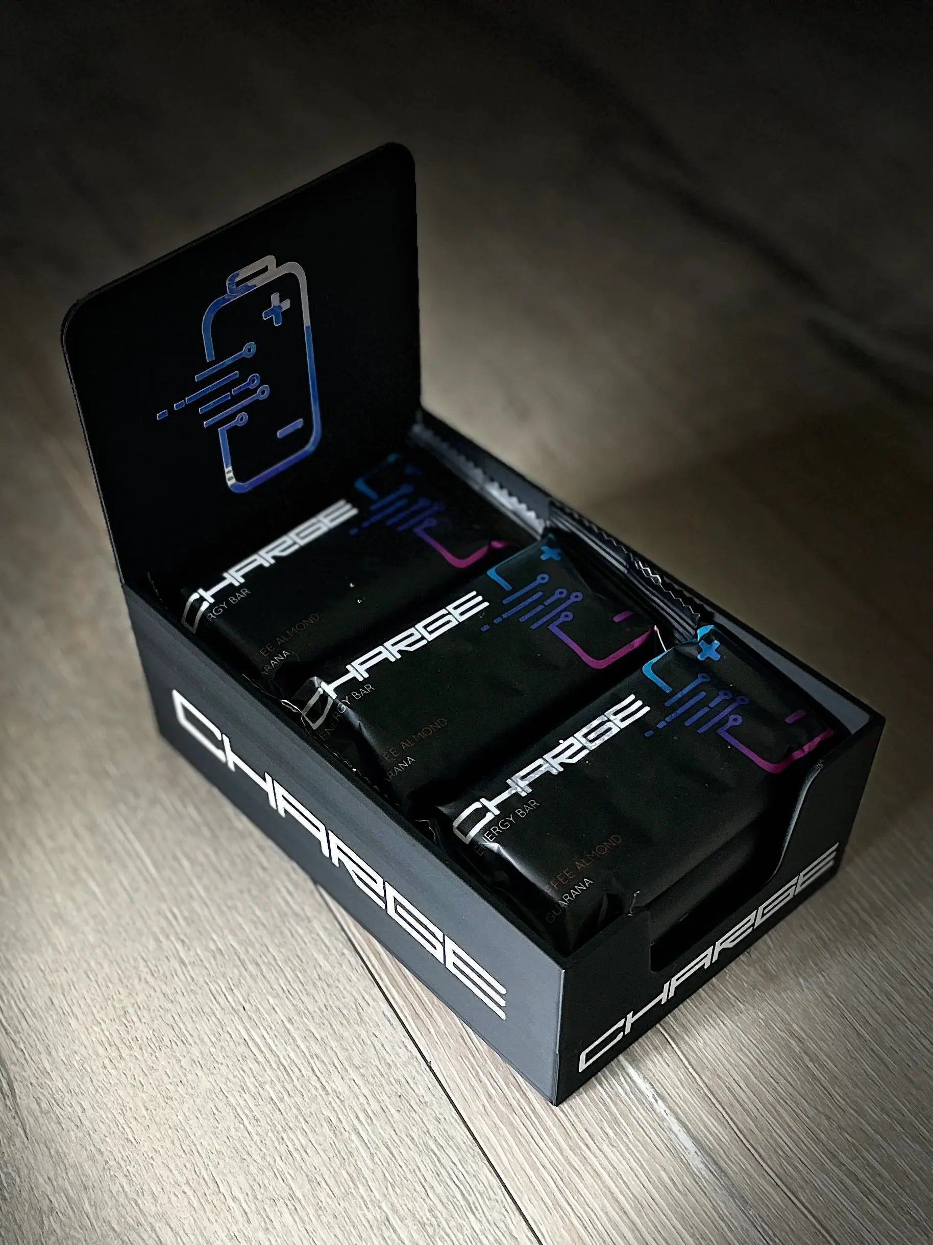 „Ganzheitliche Mandeln treffen auf aromatischen Kaffee in der CHARGE BAR Coffee Almond. Das Produkt enthält geröstete Mandeln (16%), Reissirup, Isomaltulose, Teff-Flocken, Kakaomasse, Quinoa-Kleie, Mandelprotein, gepufften Teff, Kaffee-Extrakt (1,5%), Steinsalz, Guaranaextrakt (0,6%) und Vanille-Aroma. Es ist reich an Ballaststoffen, Eiweiß und enthält Koffein (123 mg/100 g). Das Produkt kann Spuren von Erdnüssen, Schalenfrüchten und Gluten enthalten. Für Kinder und Schwangere