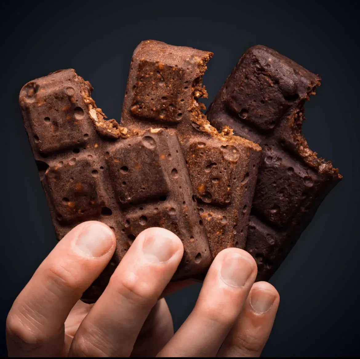 Drei köstliche Charge Riegel: Cocos Cherry mit saftigen Kirschen und Kokos, Choco Peanut mit knackigen Erdnüssen und Kakao, sowie Coffee Almond mit Mandeln und Kaffee.